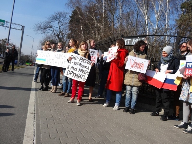 Przez kilkadziesiąt minut protestujący stali pod konsulatem