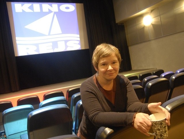Elżbieta Łukaszus-Mijewska w dużej sali kina Rejs. 