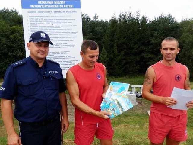 Policjanci odwiedzili ratowników na kąpielisku Klekot w gminie Włoszczowa.