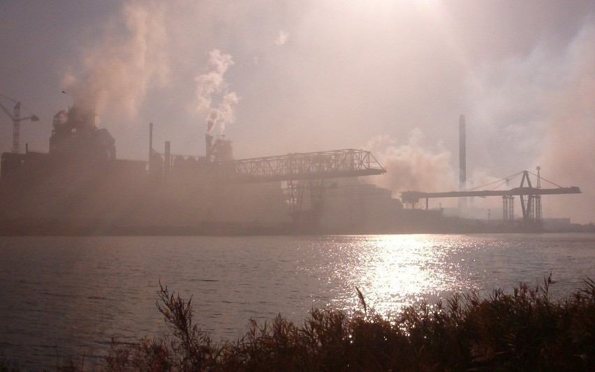 Rosjanie ostrzeliwują zakłady metalurgiczne Azowstal w...