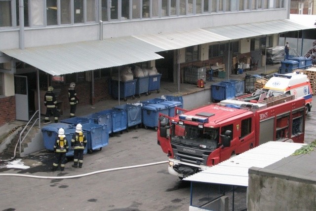 Na miejsce wysłano 7 zastępów straży pożarnej, w tym wóz operacyjny.