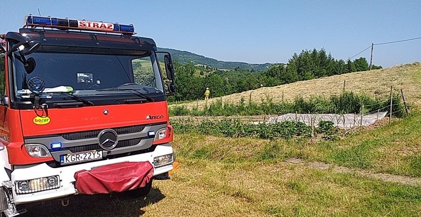 Szymbark. Mężczyzna przygnieciony przez ciągnik. Trwa akcja ratunkowa. Mężczyzna z obrażeniami ciała trafił do gorlickiego szpitala