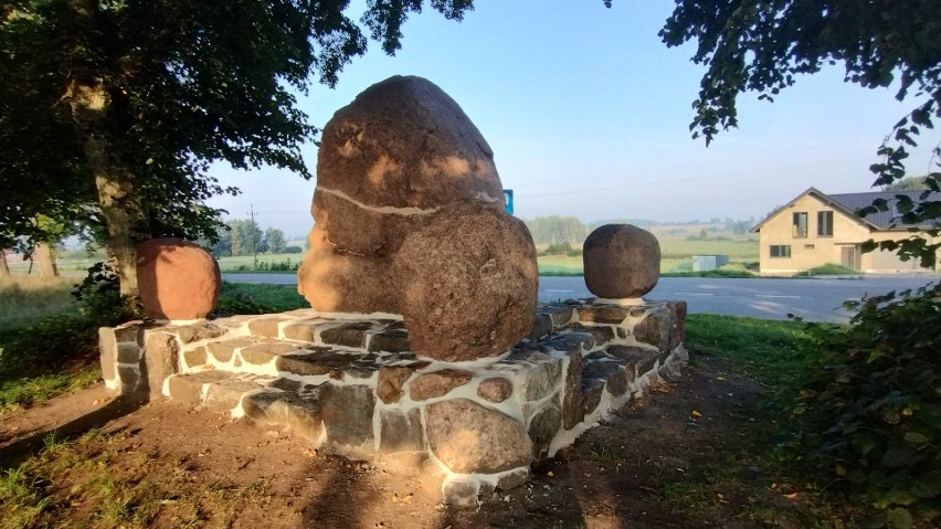 Odrestaurowany pomnik pod Mianowicami.
