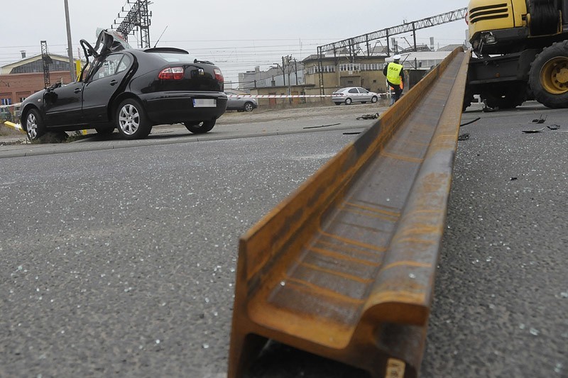 Szyna tramwajowa przygniotła auto