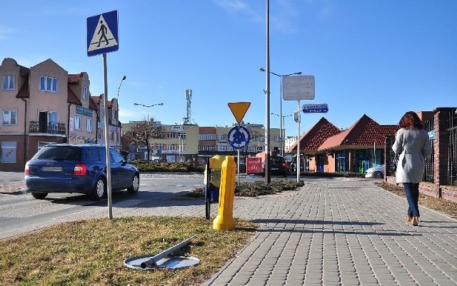 Wyrwane oznaczenie drogowe z jednej z wysepek tuż przy rondzie Solidarności w Tarnobrzegu.