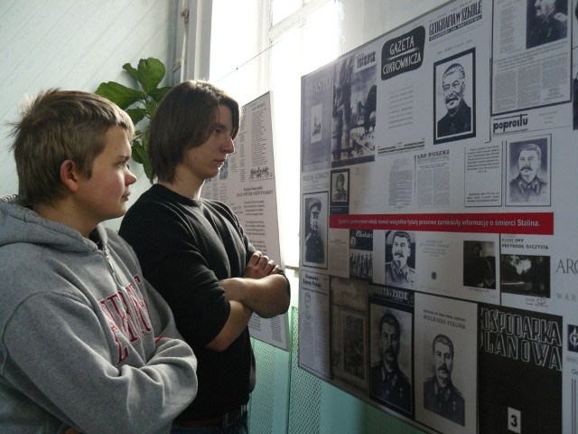 - Ta wystawa naprawdę przykuwa uwagę - mówią uczniowie Wojtek Kaśków (na pierwszym planie) i Karol Gromadzki