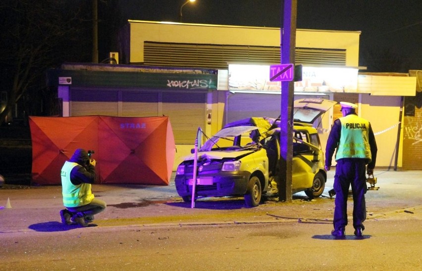 Śmiertelny wypadek na Opolskiej. Fiat wbił się w latarnię