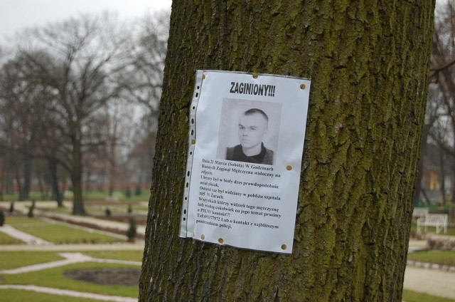 Rodzina i znajomi Andrzeja Rudziewicza szukali go ponad dwa tygodnie. Jego zdjęcia wisiały na drzewach w okolicy 105 szpitala wojskowego gdzie widziano go po raz ostatni.