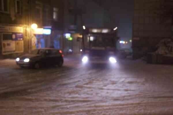 Piątkowe opady śniegu spowodowały, że wieczorem ruch w Ostrowcu był sparaliżowany.