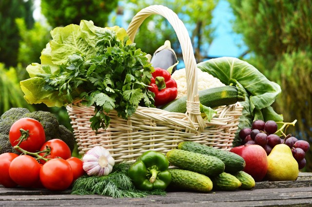 Warzywa i owoce w naszej diecieIm bardziej kolorowo na naszym talerzu, tym lepiej dla naszego organizmu - przekonują dietetycy. Podkreślają również, że najlepiej przed nowotworami chronią nas rośliny zielone.