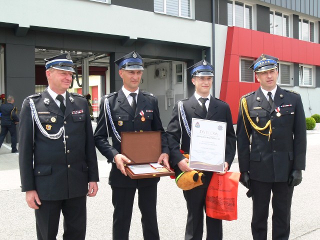 Od lewej: Waldemar Maruszczak wiceprezes Zarządu Oddziału Powiatowego OSP RP, Dariusz Przyłucki, Bartłomiej Przyłucki,    starszy kapitan Andrzej Włodarczyk zastępca komendanta powiatowego PSP w Sandomierzu.