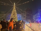 Choinka zalśniła światełkami na Rynku w Bytomiu. Wielkie odpalenie świątecznych iluminacji na Bytomskim Jarmarku Świątecznym