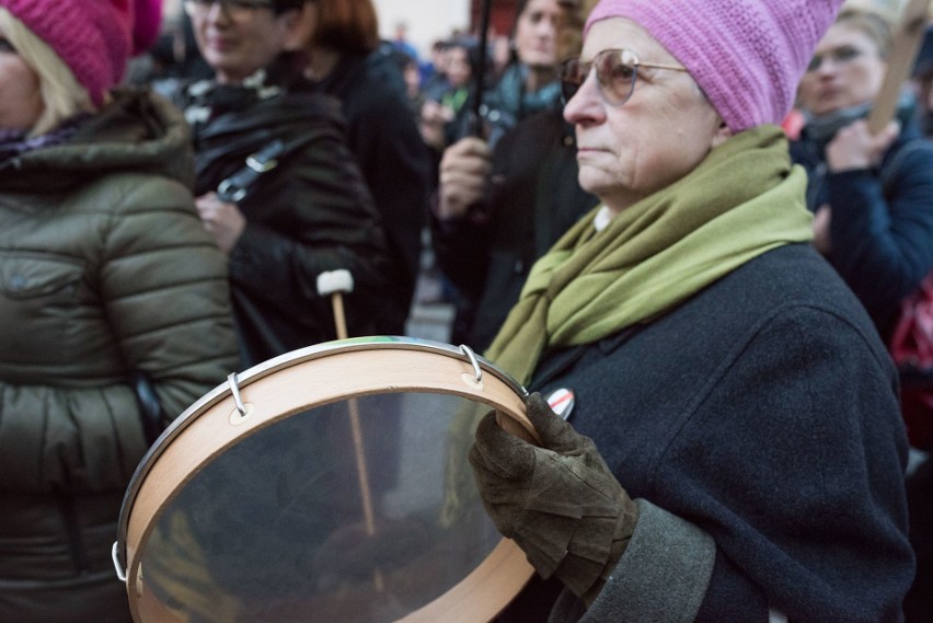 Protest w Opolu. Według policji manifestujących było około...