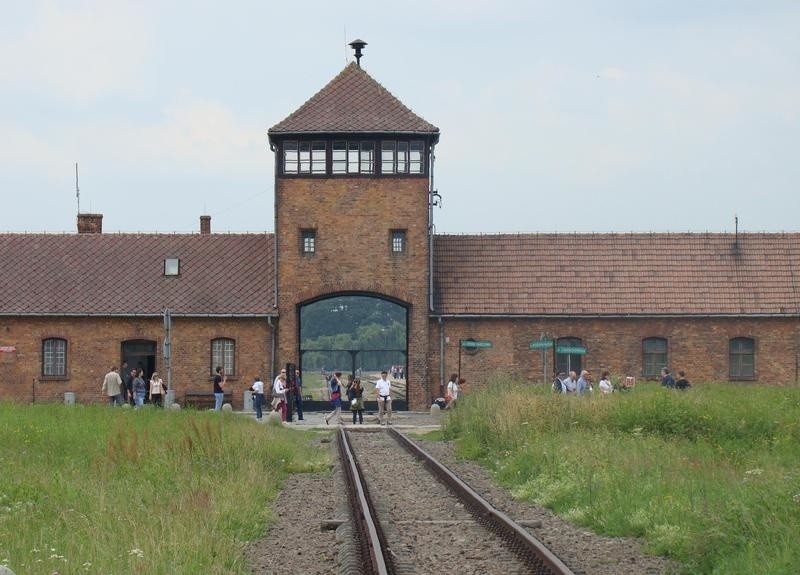 Oświęcim. Próbowali ukraść cegły z krematorium byłego obozu  Auschwitz II-Birkenau. Zostali złapani na gorącym uczynku