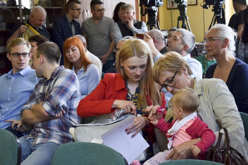 - Wierzę, że przyjdzie dzień, kiedy tutaj, w jej mieście,...