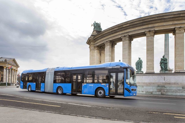 Volvo Buses dostarczyło 28 przegubowych autobusów hybrydowych do BudapesztuTakie autobusy jeżdżą teraz po ulicach węgierskiej stolicy.