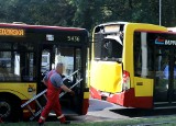 Zderzenie dwóch autobusów na ul. Popowickiej we Wrocławiu. Zablokowany prawy pas w stronę Kozanowa