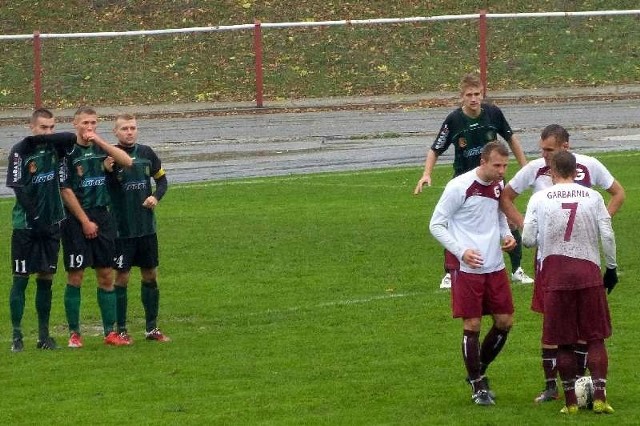 Piłkarze Stali Stalowa Wola (zielono-czarne stroje) znowu przegrali z Garbarnią na stadionie krakowskiego Wawelu.