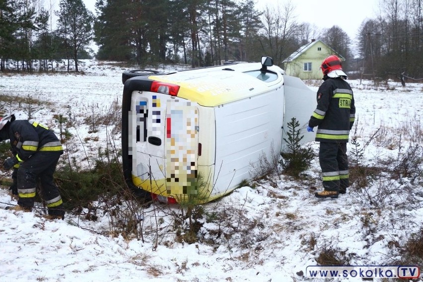 Strażacy zabezpieczyli miejsce wypadku i postawili auto na...