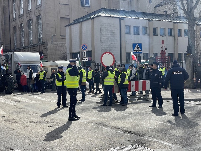 Protest rolników przed Urzędem Wojewódzkim przy Walach...