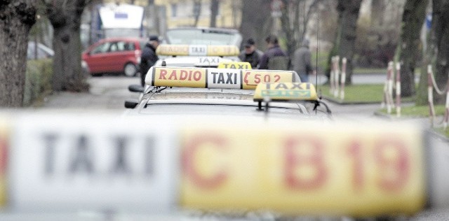 Wielu kierowców narzeka na taksówkarzy, że nagminnie łamią przepisy ruchu drogowego. Jednak tych opinii nie potwierdza ani policja, ani straż miejska, które twierdzą, że pod tym względem taksówkarze nie różnią się od innych. 