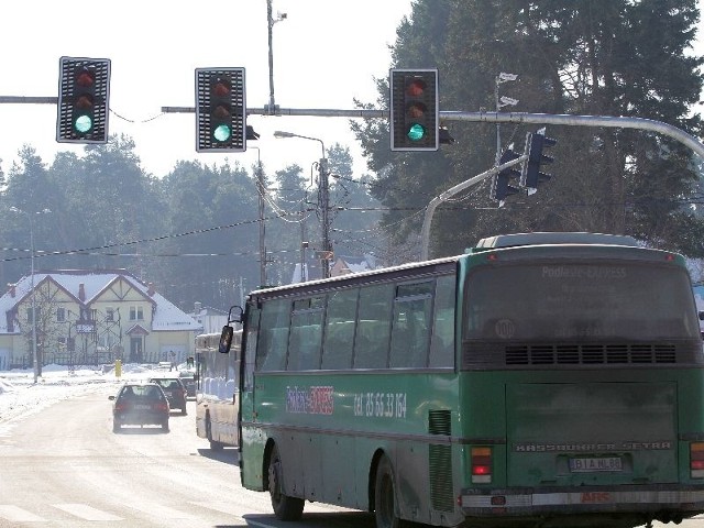 Prawym skrajnym pasem jadą tylko autobusy komunikacji miejskiej. Jednak oprócz nich na wąskiej ulicy Kawaleryjskiej muszą się jeszcze zmieścić samochody z dwóch pasów dla pozostałych samochodów.
