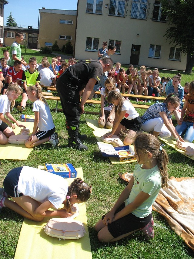 W Bukowie młodzież szkolna spotkała się ze strażakami, żeby poćwiczyć zasady udzielania pierwszej pomocy przedmedycznej.
