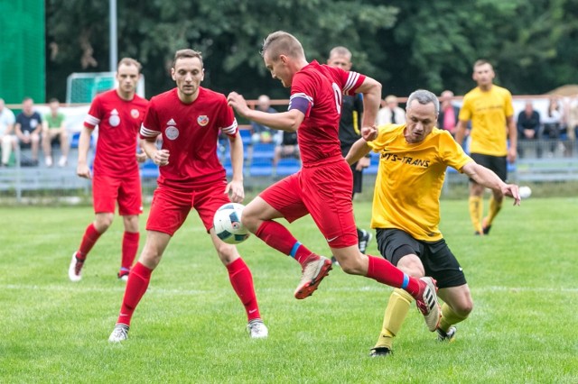 Piłkarze Prokocimia (czerwone stroje) mają nowego trenera