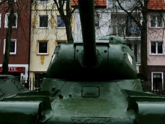 Czołg ciężki IS-2 to jeden z największych pojazdów zachowanych w kolekcji kołobrzeskiego muzeum. Z miastem najprawdopodobniej związana jest również jego historia.