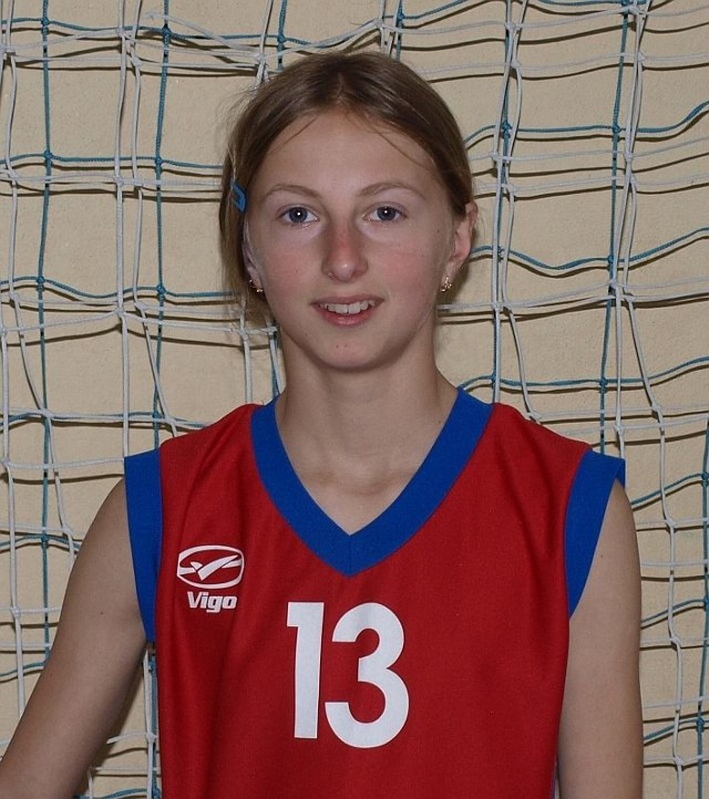 Klaudia Łasicka zaczęła trenować piłkę nożną przed rokiem, kiedy została zawodniczką zespołu trampkarzy Jandaru Bodzechów. Wiosną tego roku była powołana do reprezentacji województwa świętokrzyskiego U-16.