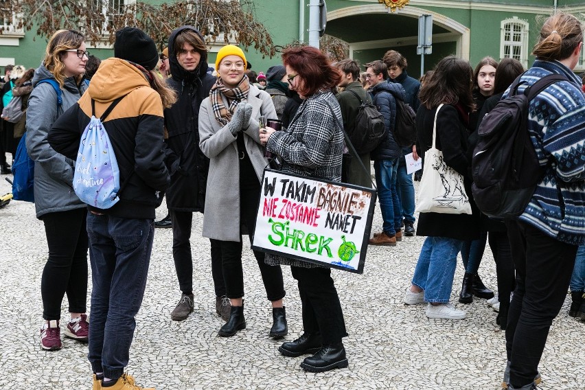 Młodzieżowy Strajk Klimatyczny 2019 w Szczecinie. Uczniowie przeszli przez miasto i wręczyli petycję wojewodzie [WIDEO, ZDJĘCIA]