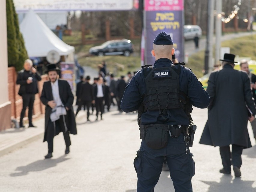 Zobacz, jak policja zabezpiecza pielgrzymkę chasydów w Leżajsku [ZDJĘCIA]