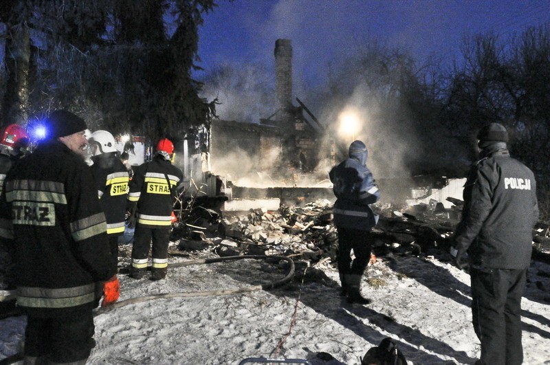 W pożarze domu spłonął 2,5-letni chłopczyk [10x ZDJĘCIA]