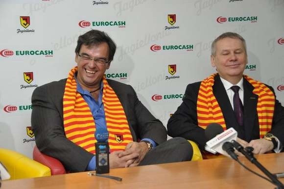 Prezes Eurocash Luis Amaral podpisuje 2,5-letnią umowę z Jagiellonią Białystok. Wcześniej uczynił to prezes rady nadzorczej białostockiego klubu Wojciech Strzałkowski.