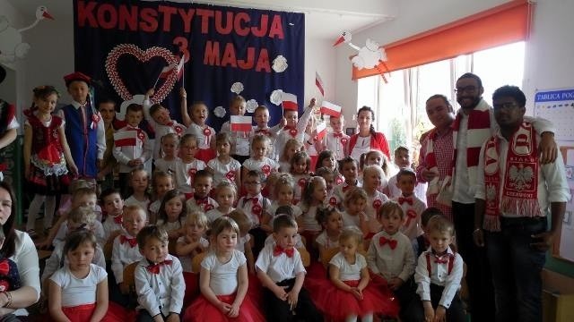 Maluchy z tymbarskiego przedszkola „U Cioci Agatki”, w międzynarodowym towarzystwie obchodziły święto Konstytucji 3 Maja