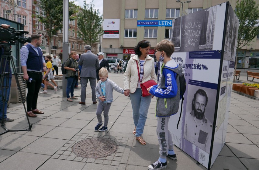 Wystawa IPN „TU rodziła się opozycja” na Rynku w Katowicach....