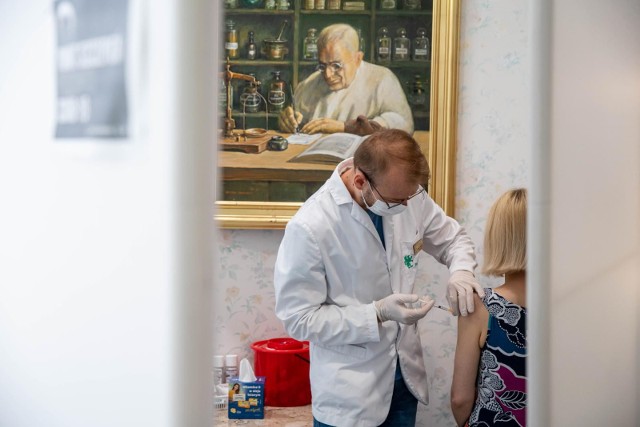 Apteki realizujące dotychczas szczepienia mogą zgłaszać swoje placówki do udostępnienia darmowych testów od 26 stycznia. Na stronie rządowej pacjent.gov.pl są już wpisane 64 apteki z całej Polski, ale nie ma jeszcze żadnej z Wrocławia
