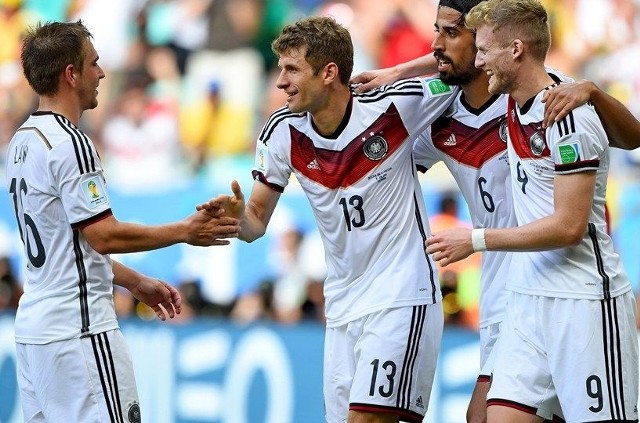 Niemieccy piłkarze celebrują gola numer cztery.