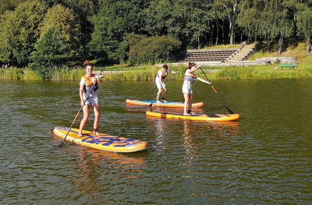 Klub sportowy SUP Silesia Katowice w pływaniu na desce z wiosłem szkoli zarówno amatorów jak i profesjonalistów Zobacz kolejne zdjęcia. Przesuwaj zdjęcia w prawo - naciśnij strzałkę lub przycisk NASTĘPNE