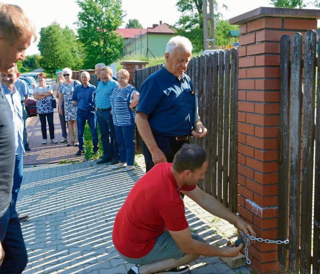 Teraz klucz do remizy będzie miał sołtys Jan Bil (stoi z prawej).