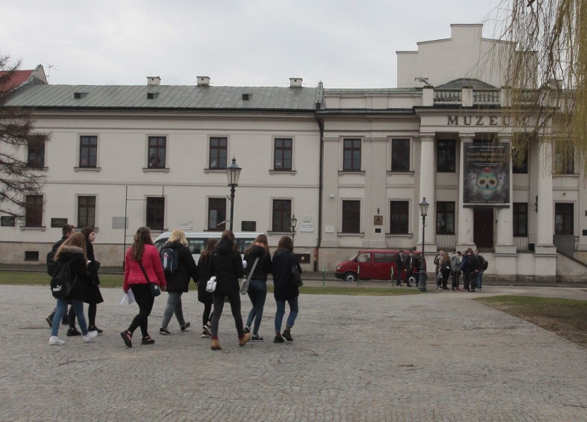 Gra miejska w Radomiu. VII Liceum Ogólnokształcące zorganizowało lekcję historii w plenerze 