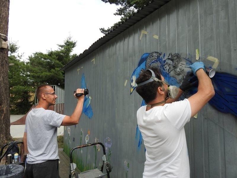 Małkinia Górna. Pierwszy mural w małkińskiej przestrzeni miejskiej. Jak powstawał? Uwieczniliśmy ten moment w nagraniu wideo!