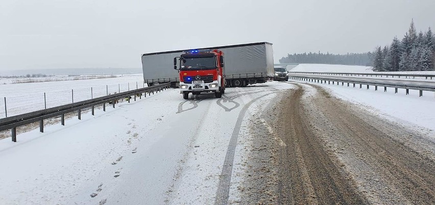 Na trasie S5 w kierunku Poznania, niedaleko Rawicza, tir...