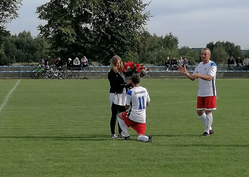 Damian Grzmil, piłkarz Gryfii Mirów oświadczył się przed meczem i zadedykował gola narzeczonej [ZDJĘCIA]