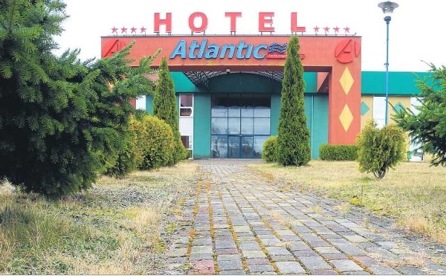 Hotel Atlantic w Nowych Bielicach. Alejka prowadząca do, niegdyś najbardziej ekskluzywnego hotelu w regionie, dziś zarasta trawą i chwastami.