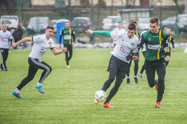 W niedzielnym sparingu w Radomiu miejscowy Radomiak musiał uznać wyższość Siarki Tarnobrzeg.Radomiak Radom - Siarka Tarnobrzeg 1:2 (0:1) Bramki: Szymon Stanisławski 86 - Krzysztof Ropski 7, 78. Siarka: Dybowski - Dawidowicz, Waleńcik, Sylwestrzak, Grzesik - Stromecki, Stefanik - Zaradny, Płatek, Koczon - Ropski oraz Głaz, Przewoźnik i Żebrakowski. Sparing dwóch drugoligowców Siarki Tarnobrzeg oraz Radomiaka Radom mógł się podobać. Dwa gole dla Siarkowców zdobył Krzysztof Ropski, były zawodnik radomskiej drużyny. Z kolei po stronie „Zielonych” cieszyć może fakt, że do coraz lepszej dyspozycji powraca były piłkarz Stali Stalowa Wola Radosław Mikołajczak, który ma za sobą bardzo długą przerwę spowodowaną kontuzją. Kolejne sparingi Siarka rozegra w sobotę, 25 lutego. Podopieczni trenera Włodzimierza Gąsiora zmierzą się z Resovią Rzeszów oraz Motorem Lublin. Pierwszy mecz o ligowe punkty w tym roku w sobotę, 4 marca z Rozwojem w Katowicach. Zobacz także: Wyniki sparingów [18-19 lutego]