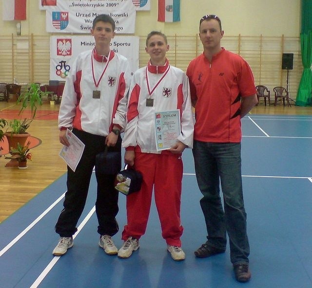 Od lewej: Karol Krakowski, Piotr Mezgier i trener Robert Kowalczyk.