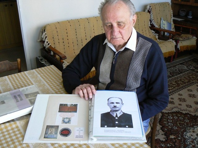 Bronisław Mazurski ze zdjęciami swojego ojca , zamordowanego w Twerze
