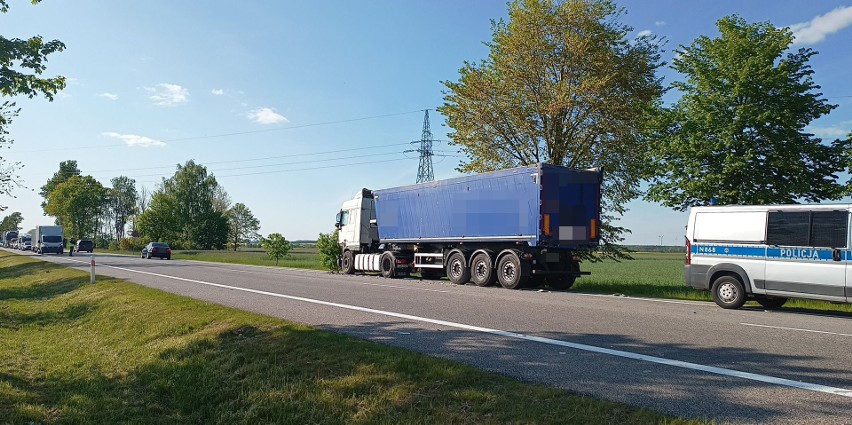 Kolizja na drodze krajowej nr 6 niedaleko Mianowic. Kierowca volkswagena uderzył w ciężarówkę (ZDJĘCIA) 