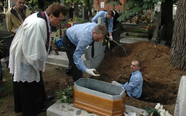 Ekshumacje zwykłe, związane z przenoszeniem grobu, są coraz częstsze. Prokuratorskie i sądowe - rzadkie.